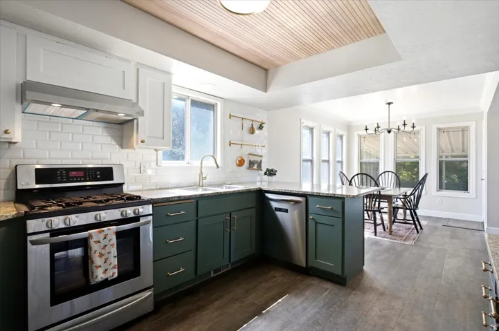 Stylish ceiling accent and tile backsplash, & all appliances included!