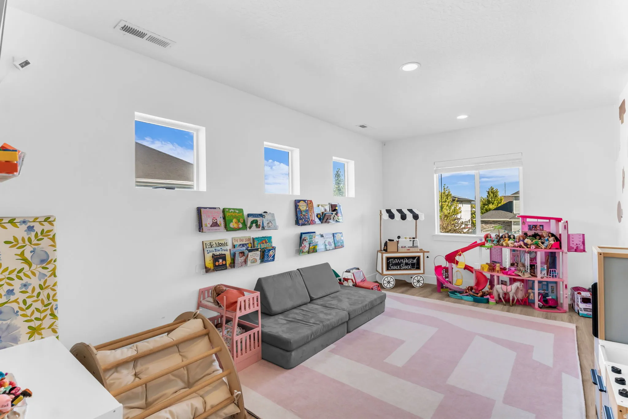 Recessed lighting, wood-finish flooring, multiple windows, and display shelving
