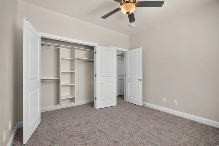 Ceiling fan with integrated lighting