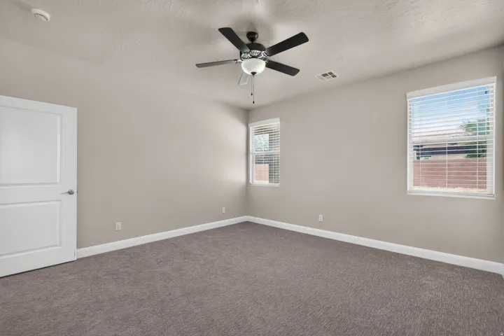 Neutral-toned walls, textured ceiling, and gray-patterned carpet