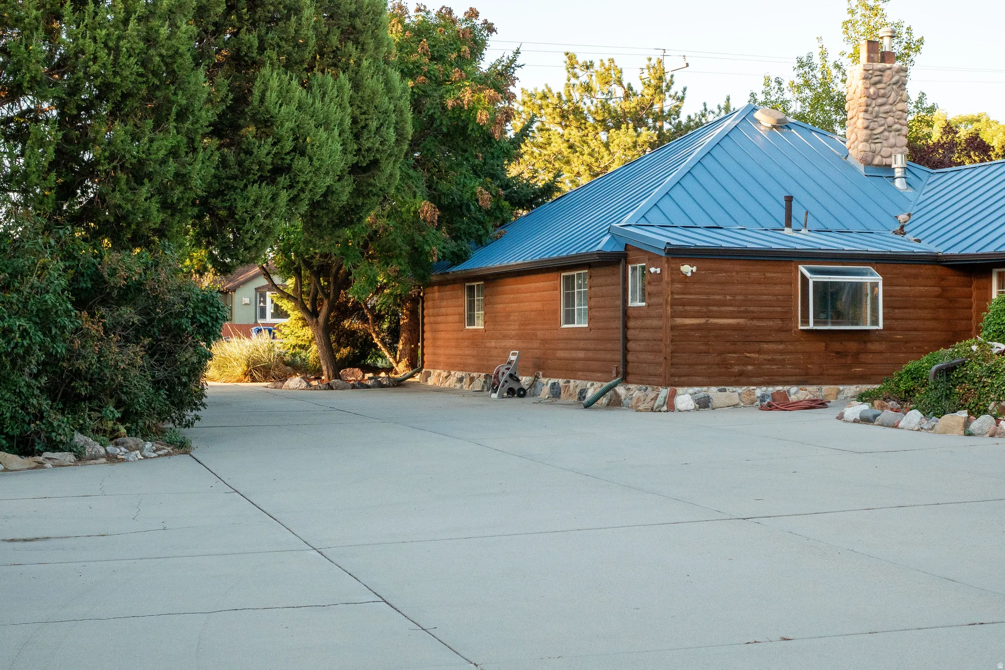 Expansive concrete driveway