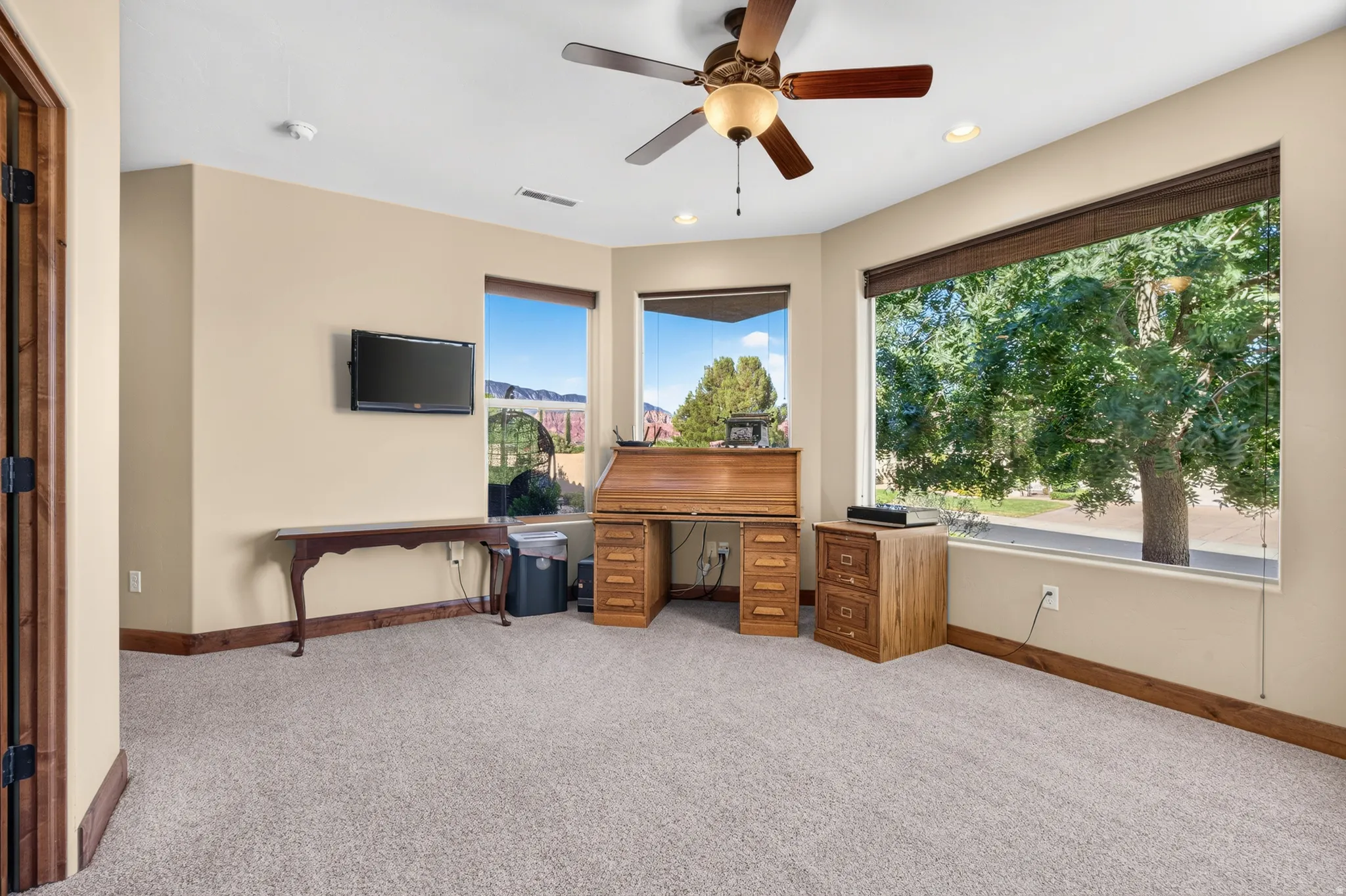 Recessed lighting, ceiling fan, and carpet flooring