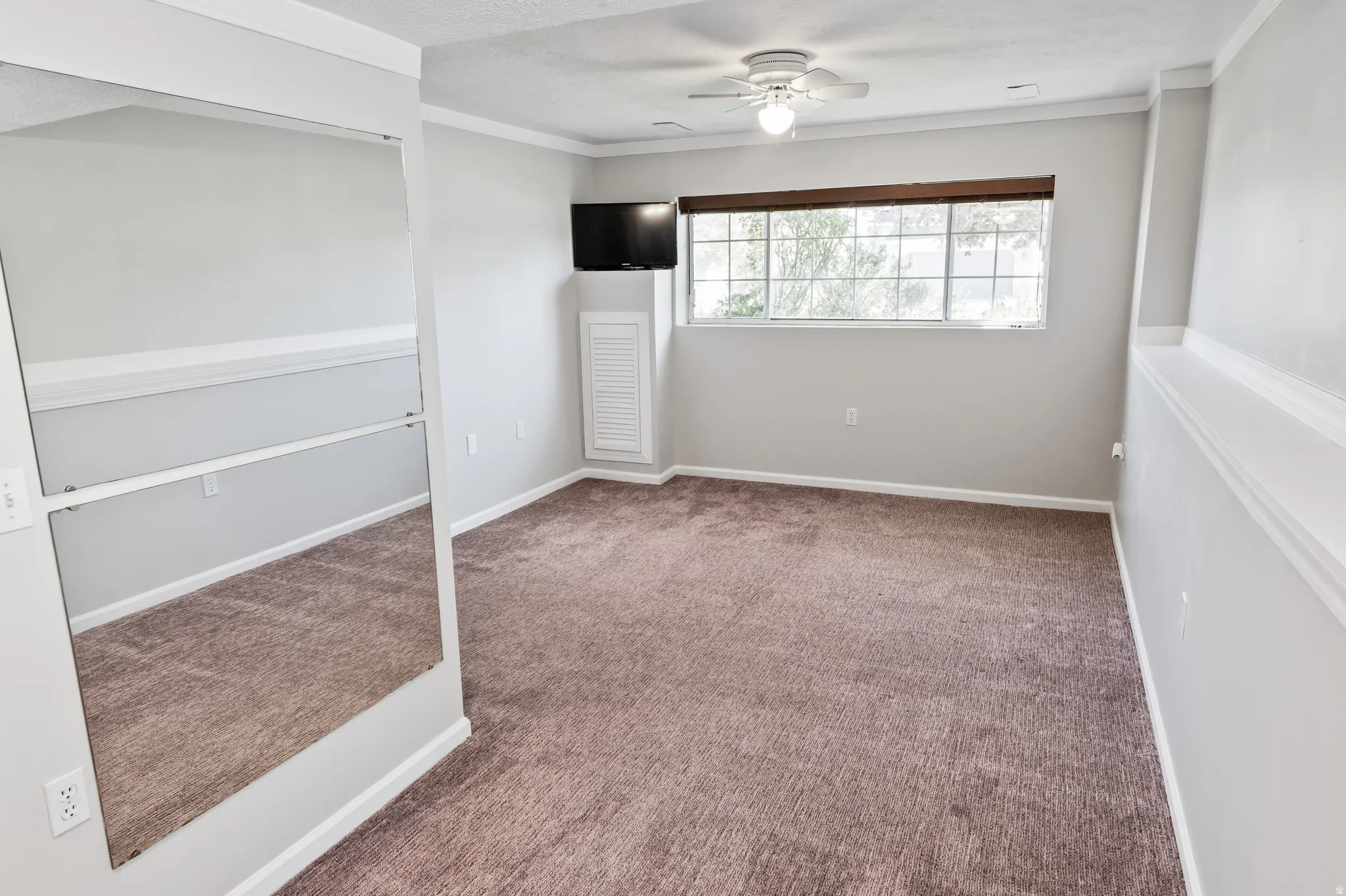 Nice sized multipurpose room, use as a family room, craft room, or many other possibilities