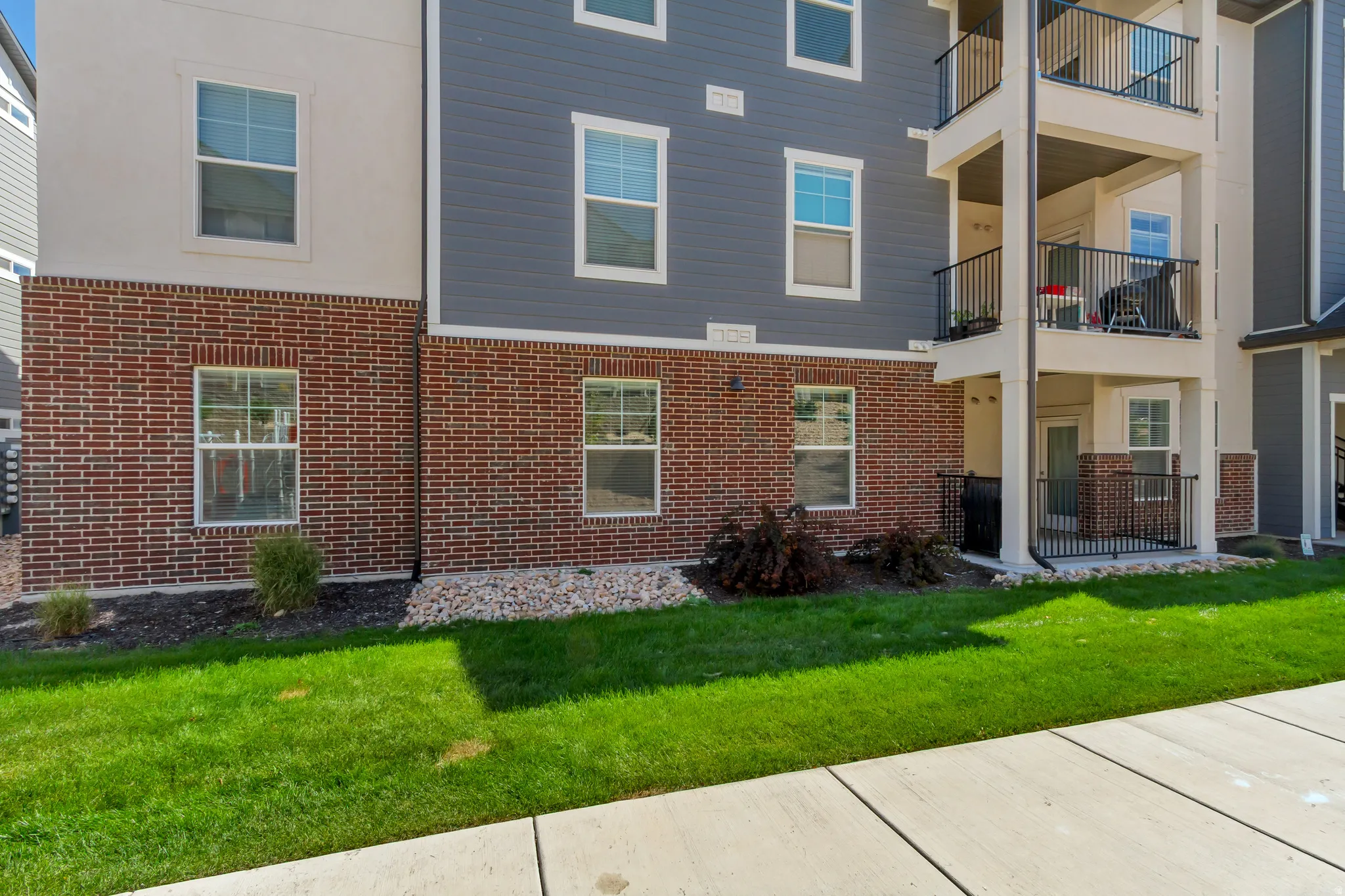Brick veneer lower level with contrasting horizontal siding