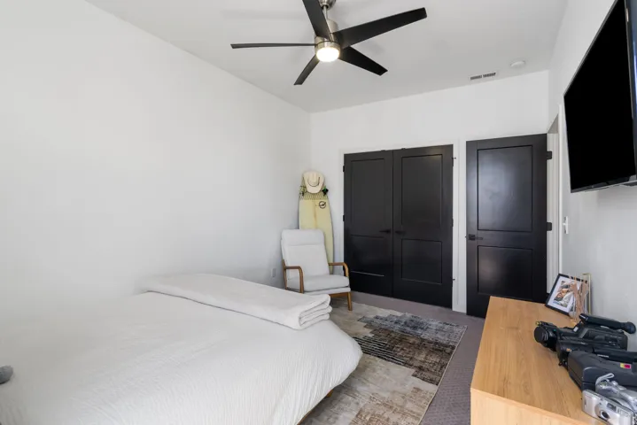 Ceiling fan with integrated lighting
