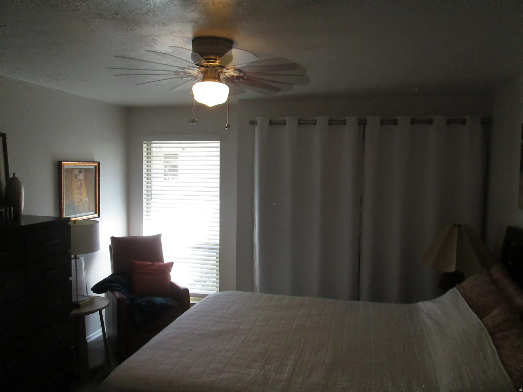 Ceiling fan with an integrated light fixture