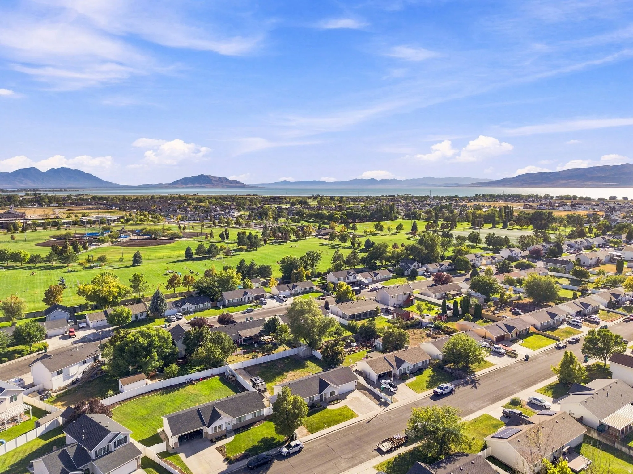 Expansive neighborhood setting with a golf course, substantial body of water, and distant mountains