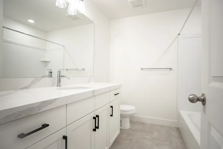 Upstairs Full Bathroom