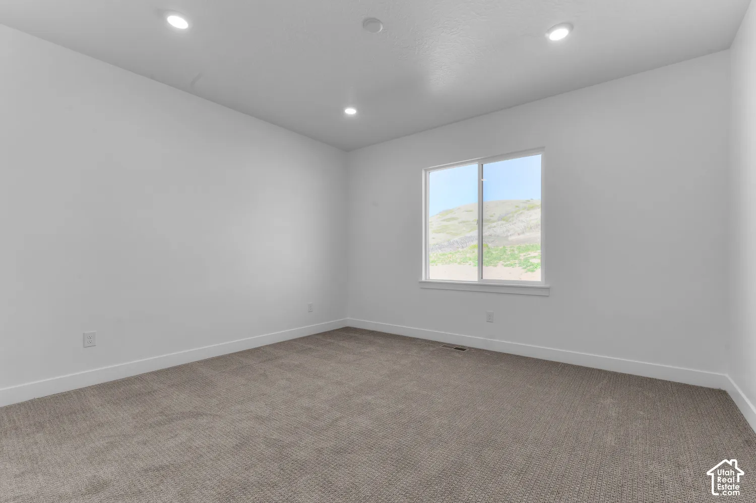 Picture of model Harmony, not of current listing.