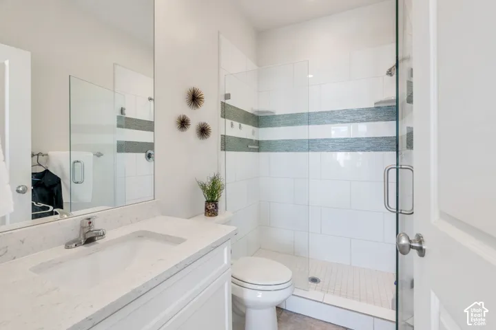 White vanity with an integrated sink and chrome faucet