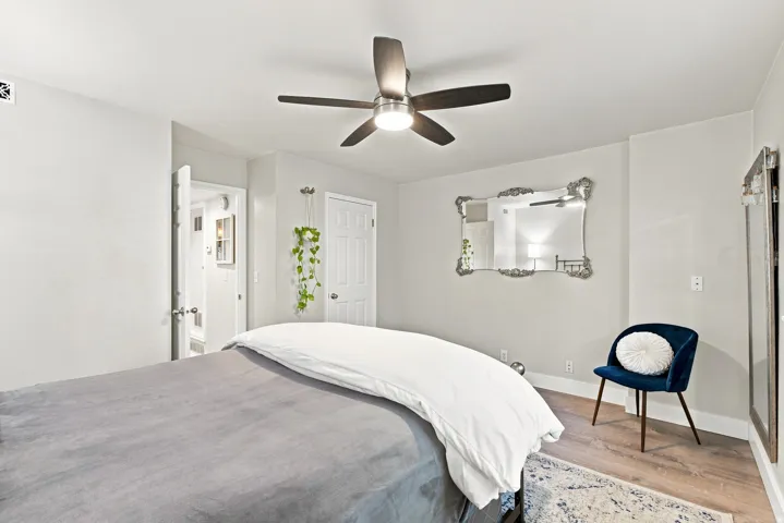 Ceiling fan with integrated lighting