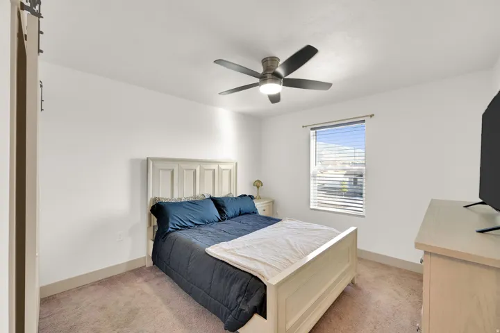 Recessed window with horizontal blinds