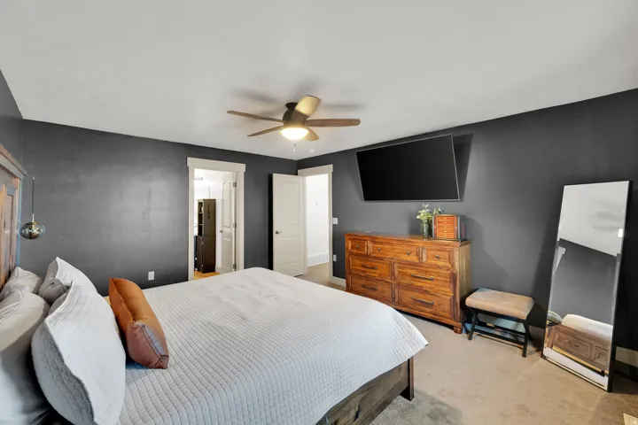 Recessed ceiling fan with integrated lighting
