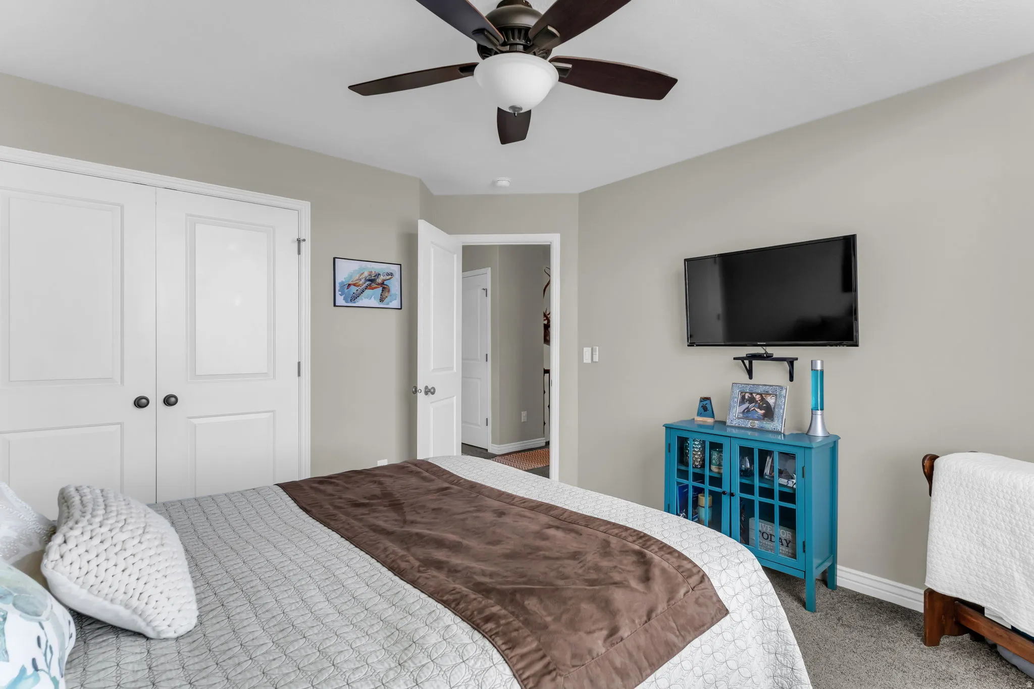 Ceiling fan with integrated lighting