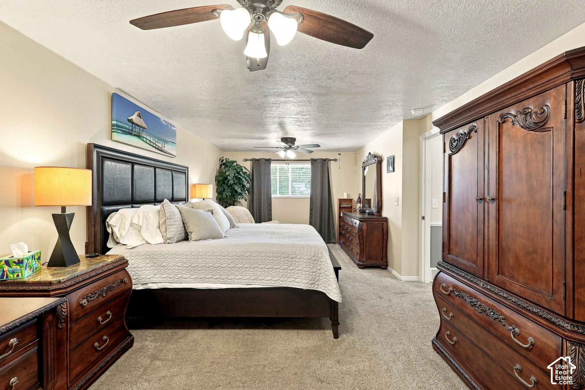 13x23ft primary bedroom