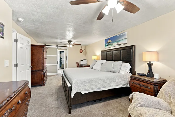 13x23ft primary bedroom