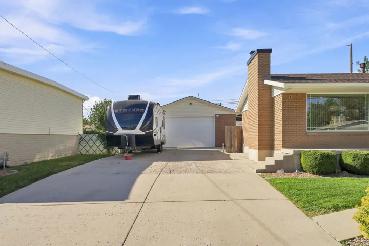 Long driveway, RV parking, 18x9 garage door