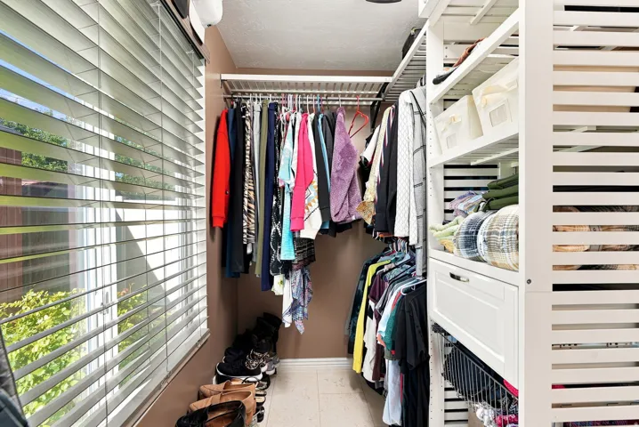 Walk-in close(primary bedroom)