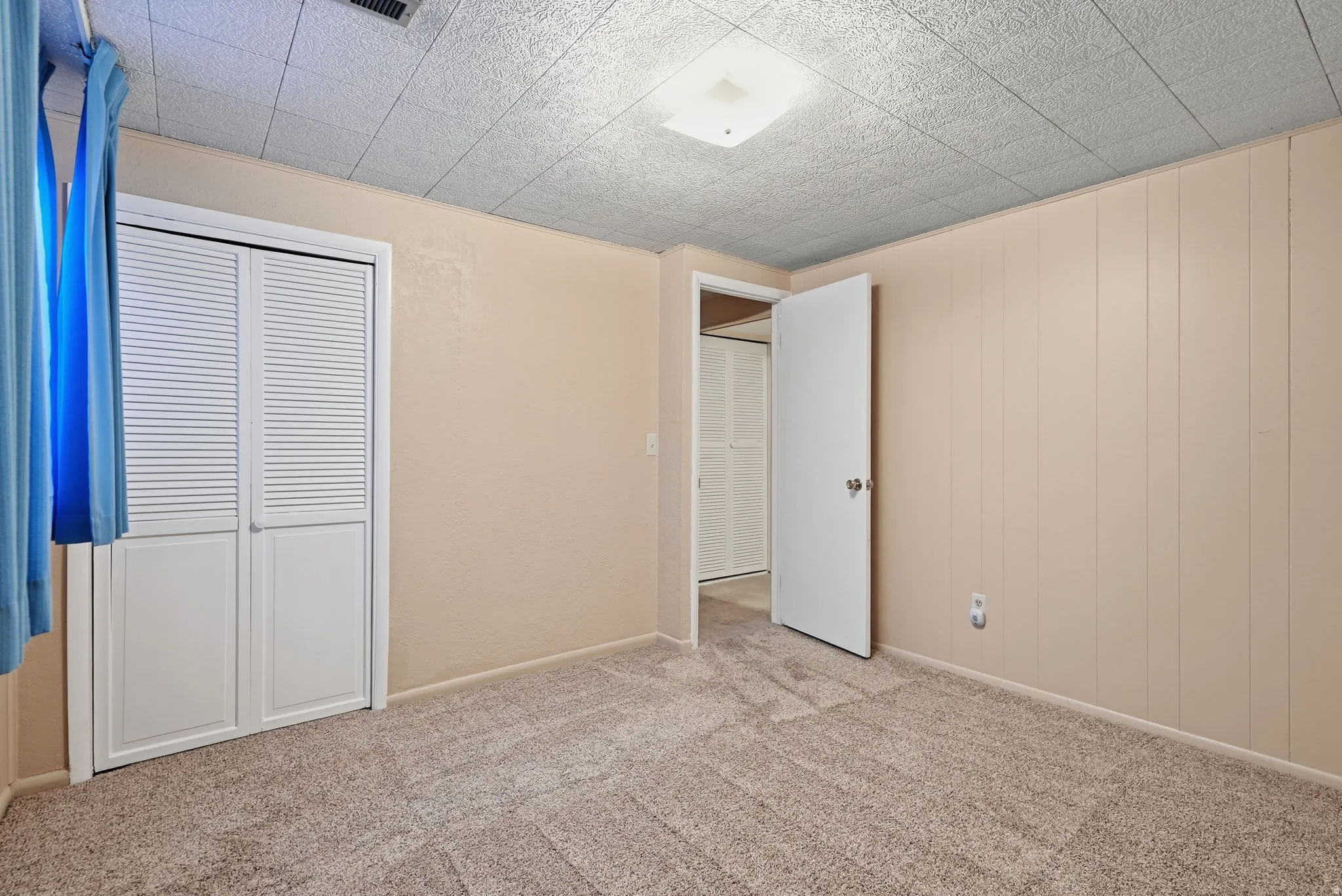 Textured carpet flooring