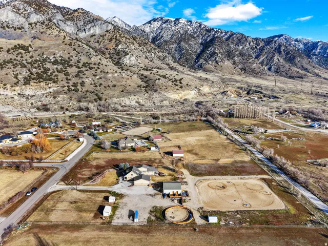 Expansive property featuring a riding arena, round pen, and multiple outbuildings