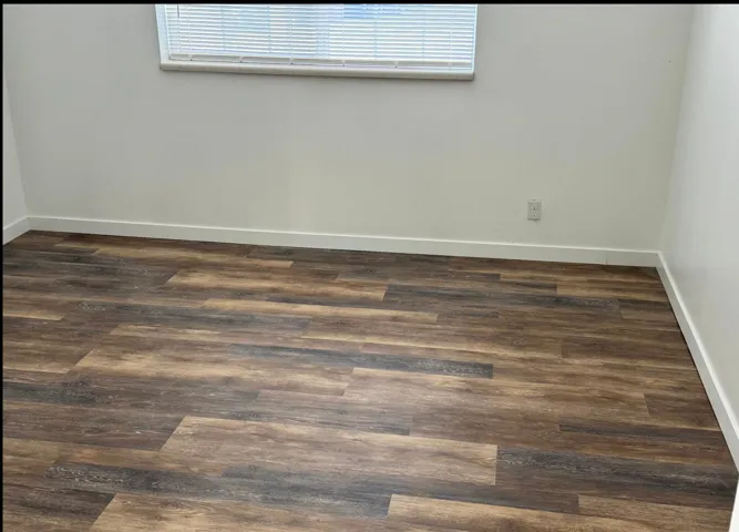 Wood-finish flooring with a multi-tone pattern