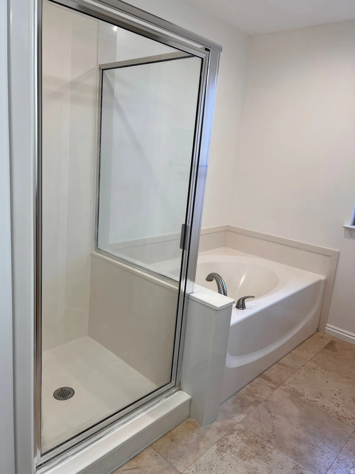 Primary bathroom, new paint