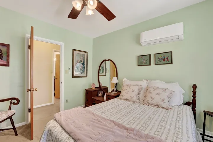 Ceiling fan with integrated lighting
