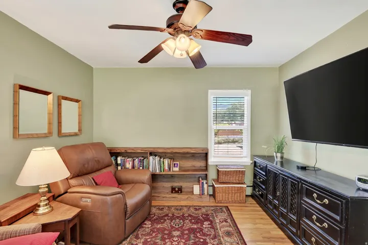 Ceiling fan with integrated lighting