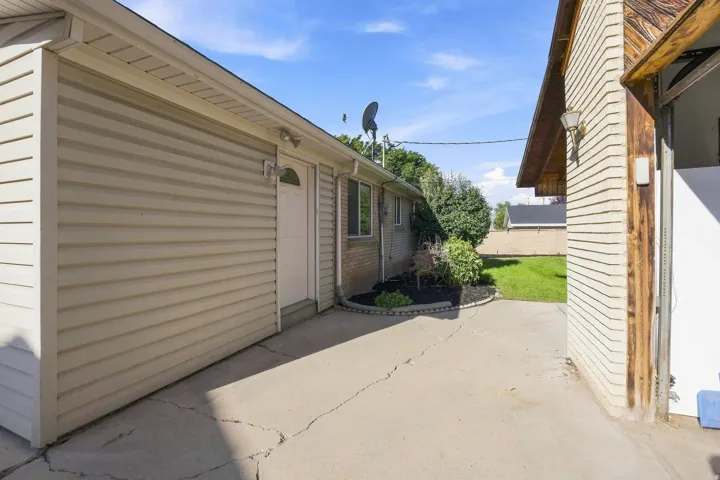 Breezeway to large, heated garage