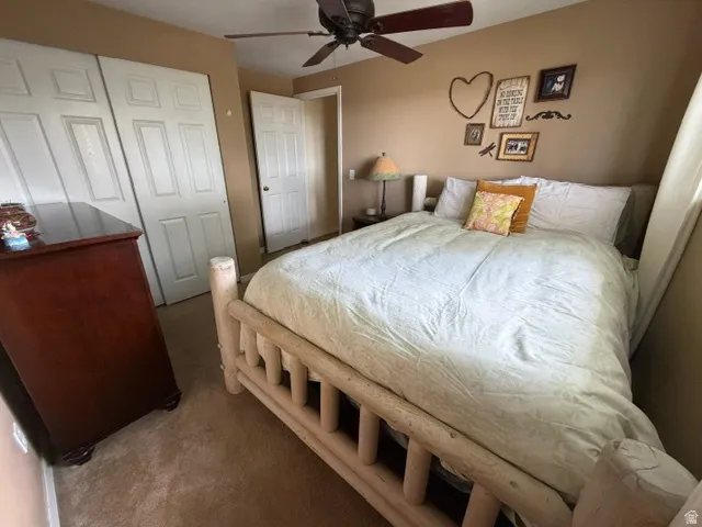 Ceiling fan, wall-to-wall carpeting, and paneled closet doors