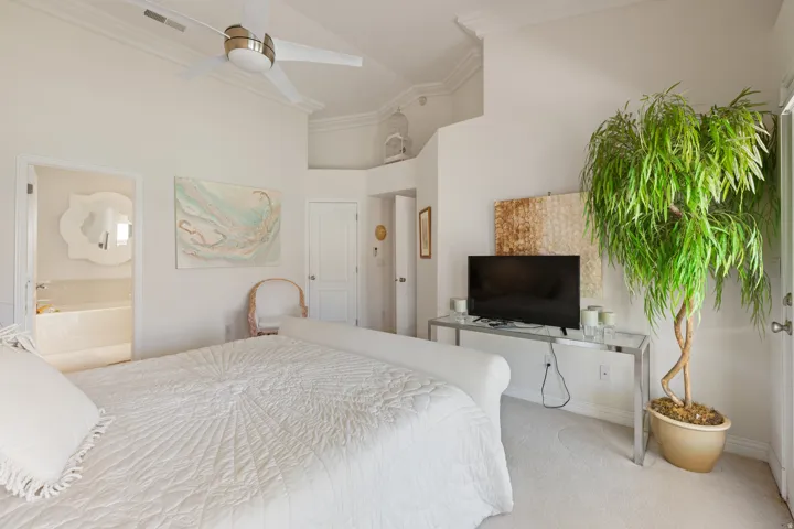 Recessed ceiling with crown molding