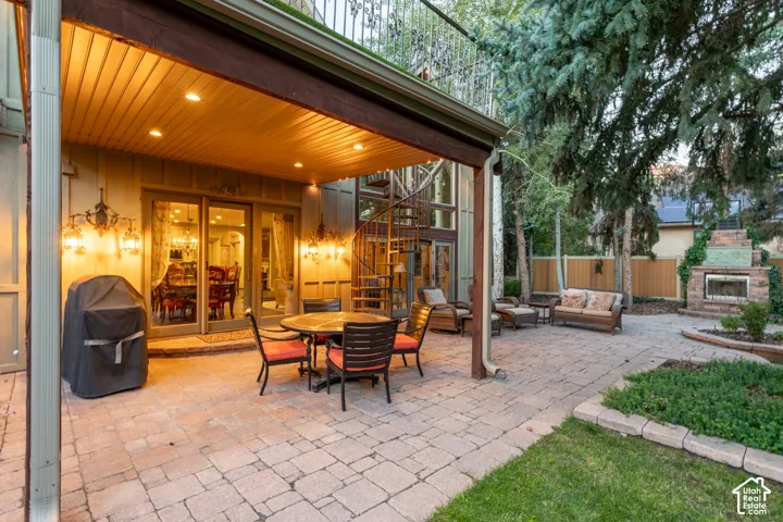 Covered patio off family room