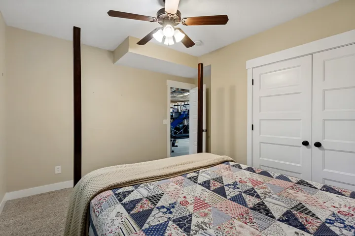 Ceiling fan with integrated lighting