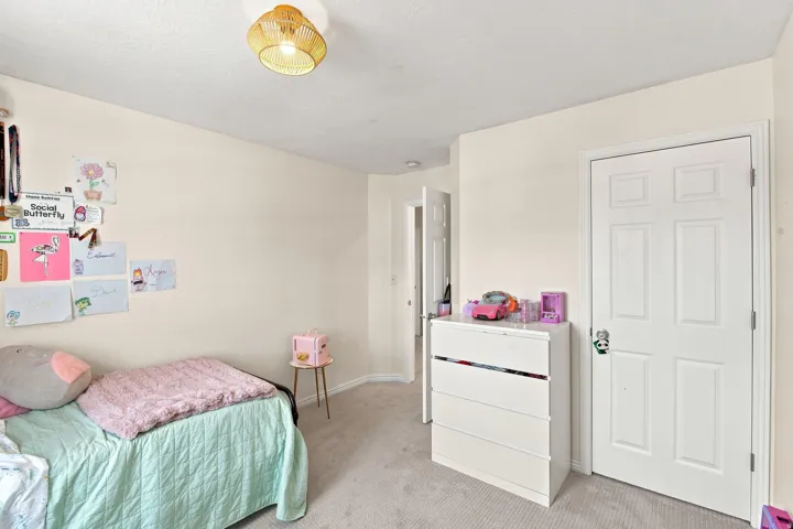 Neutral wall tones with carpet flooring