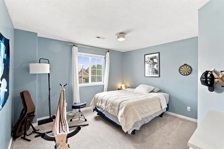 Light-toned carpet flooring