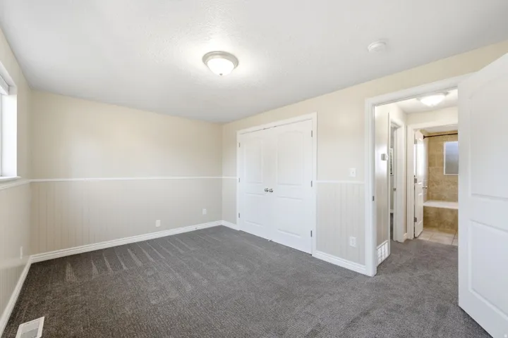 Neutral paint tones, textured carpeting, and white trim