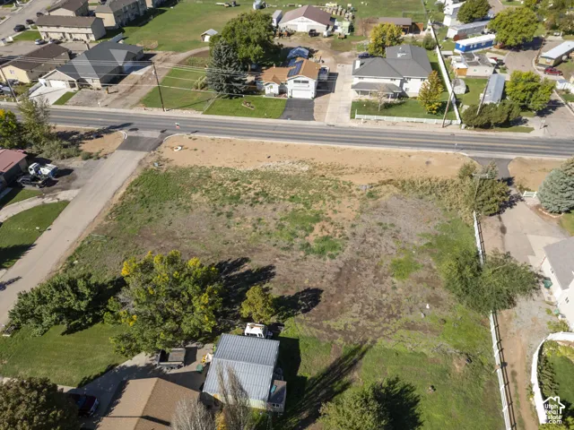 Expansive lot with direct road frontage