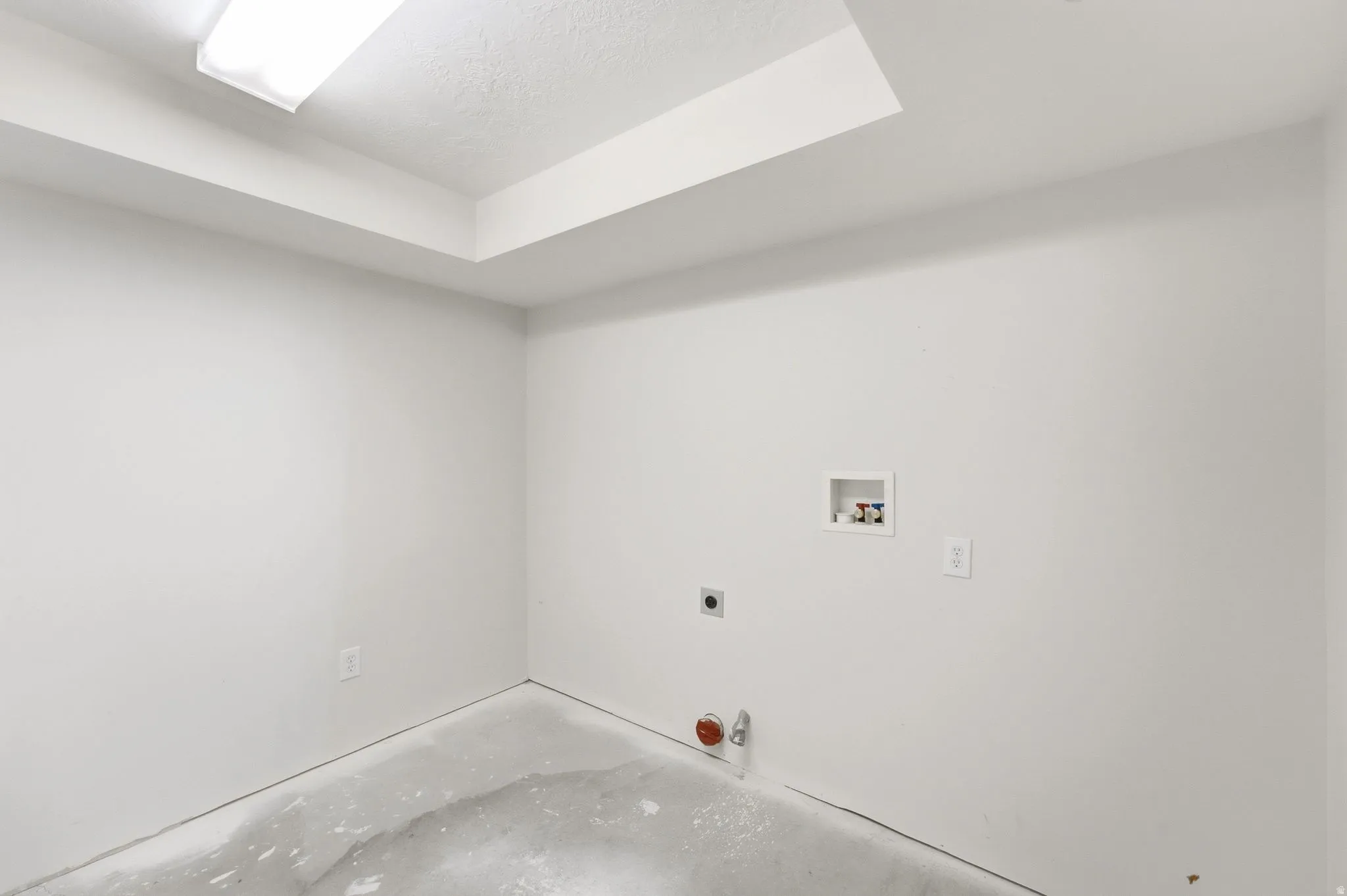 Tray ceiling with recessed lighting