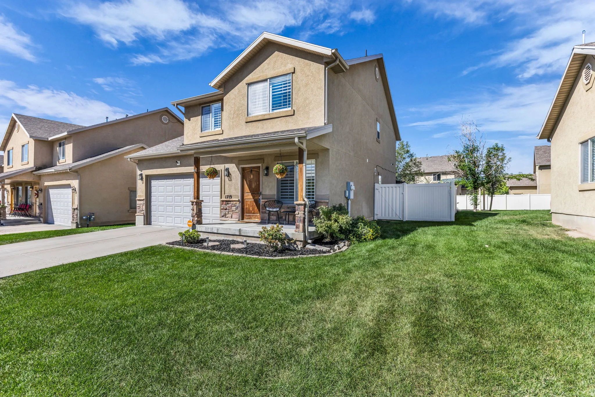 2 car garage, covered patio, HOA mows the front lawn