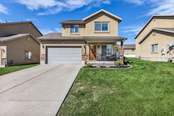 2 car garage, covered patio, HOA mows the front lawn