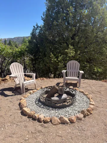 Fire pit with gravel base and stone border