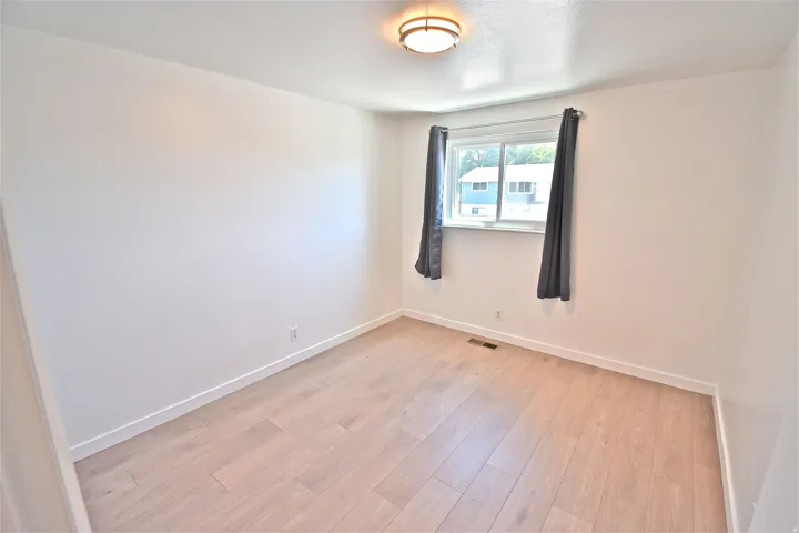 Second upstairs bedroom