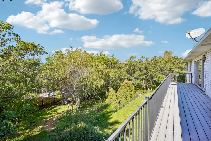 Expansive outdoor deck with composite decking and metal railings