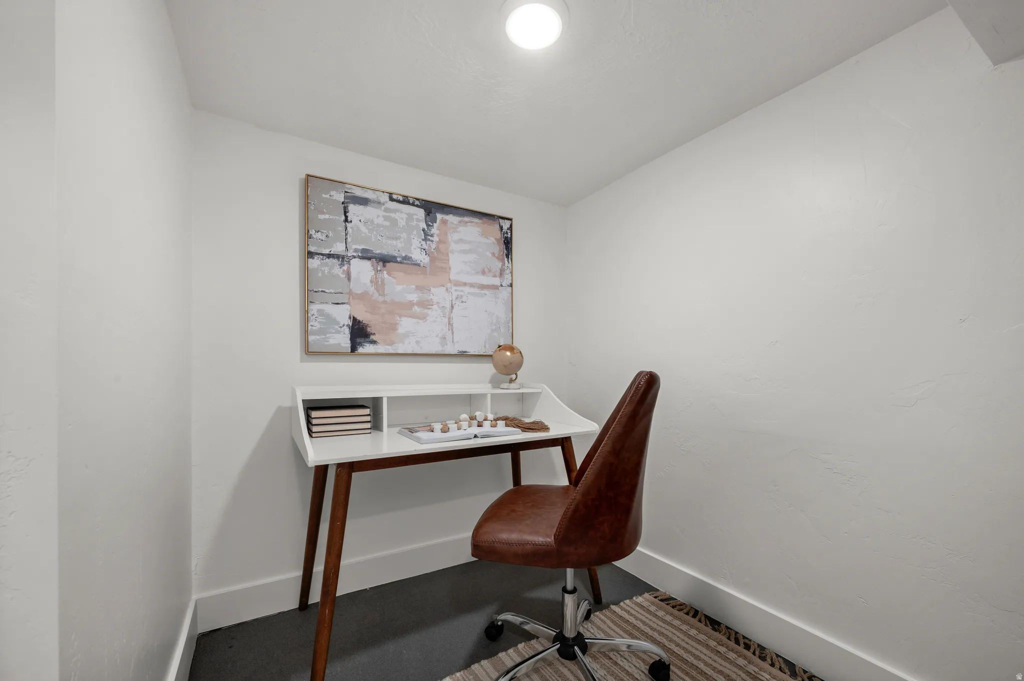 Recessed ceiling lighting with white walls