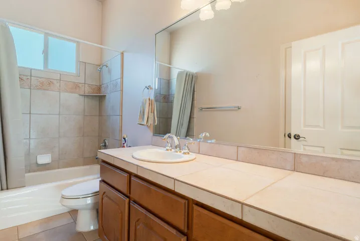 Tile-surround bathtub and shower combination with an integrated shelf