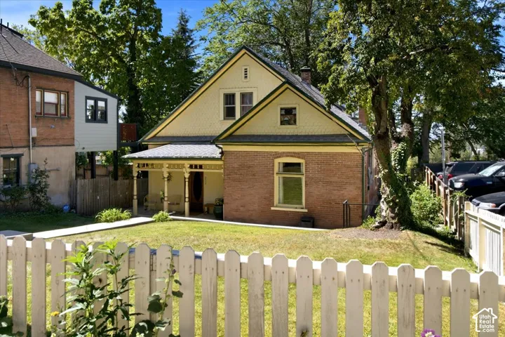 Didn't you always want to live in a cute little home with a white picket fence? !