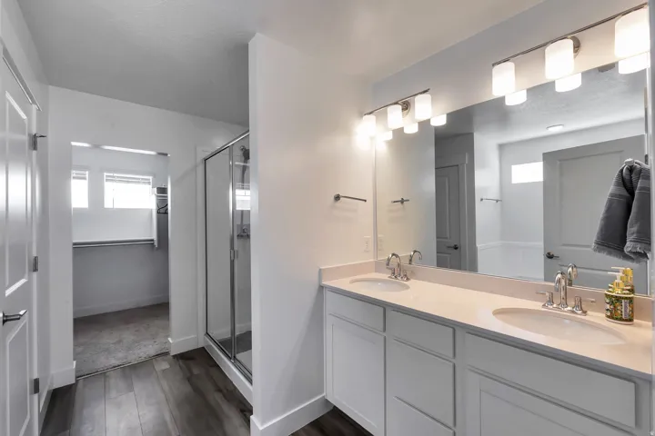 Dual vanity with undermount sinks, chrome fixtures, and a large mirror