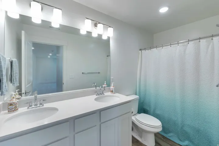 Dual vanity with undermount sinks, chrome fixtures, and a large mirror
