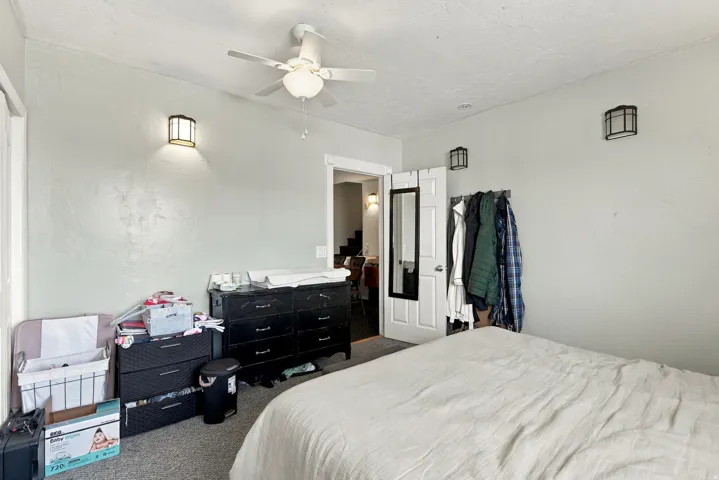 Ceiling fan with integrated lighting