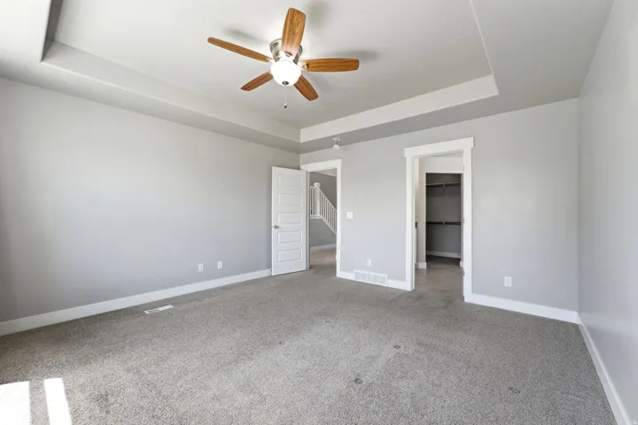 Tray ceiling with an integrated ceiling fan